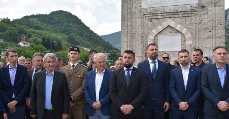 Most u Višegradu: 3000 ruža za 3000 ubijenih Bošnjaka, osam žrtava pronašlo konačni smiraj