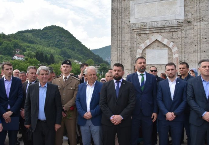 Most u Višegradu: 3000 ruža za 3000 ubijenih Bošnjaka, osam žrtava pronašlo konačni smiraj