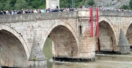 U Drinu bačeno 3.000 ruža: “Na mostu nema osobe koja nije izgubila nekoga svog”
