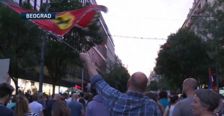 Ova zastava vijorila se na svim protestima protiv vlasti u Srbiji još od 1996.