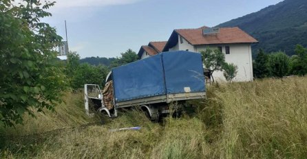 NOVA SMRT NA BH. CESTAMA: Kamion sletio s puta, jedna osoba mrtva, sumnja se da je vozaču...
