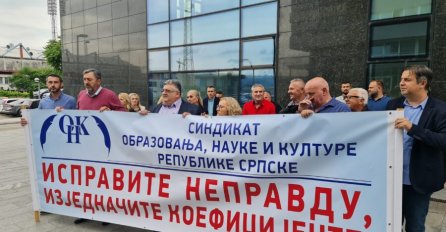 Prosvjetari pred Vladom RS traže pregovore, policija udaljava