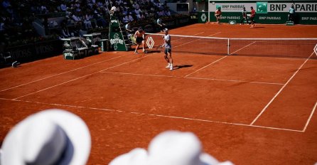 SRAMOTA, SRAMOTA, SRAMOTA! Sudija pogurao Novakovog dželata u četvrtfinale: Velika kontroverza na Rolan Garosu