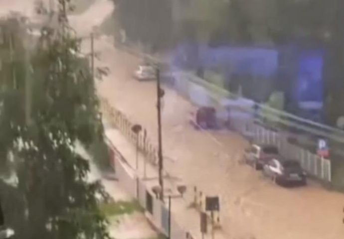 APOKALIPSA U SRPSKIM GRADOVIMA: U ovom mjestu situacija je KRITIČNA - voda uveliko ulazi u domove (VIDEO)