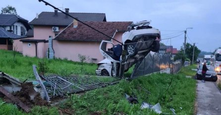 Teška saobraćajna nesreća kod Brčkog: Vatrogasci rezali automobil kako bi izvukli mladića, jedna osoba poginula