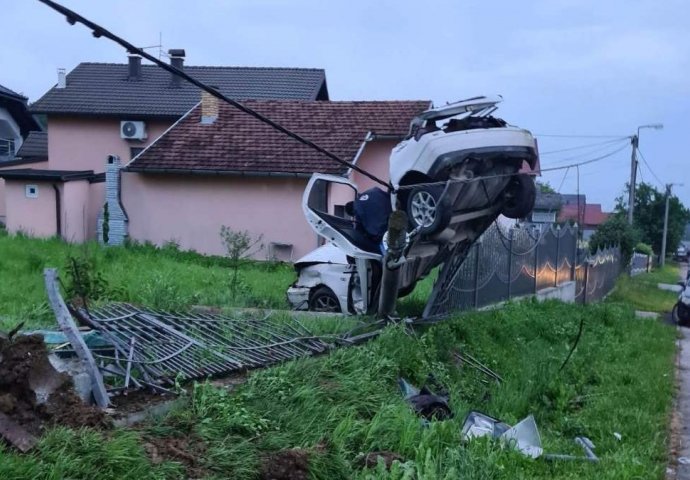 Teška saobraćajna nesreća kod Brčkog: Vatrogasci rezali automobil kako bi izvukli mladića, jedna osoba poginula