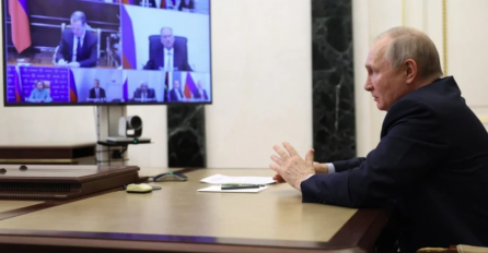 Na nekim ruskim radijskim i TV postajama emitirano "lažno Putinovo obraćanje" u kojem poručuje da je Rusija napadnuta i da se civili u pograničnim regijama moraju evakuirati "duboko u Rusiju"