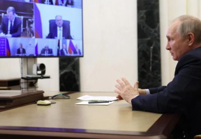 Na nekim ruskim radijskim i TV postajama emitirano "lažno Putinovo obraćanje" u kojem poručuje da je Rusija napadnuta i da se civili u pograničnim regijama moraju evakuirati "duboko u Rusiju"