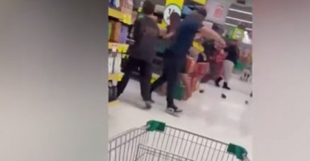 ŽENE SE BRUTALNO POTUKLE U MARKETU: Jedna predala bebu prolazniku da bi se tukla