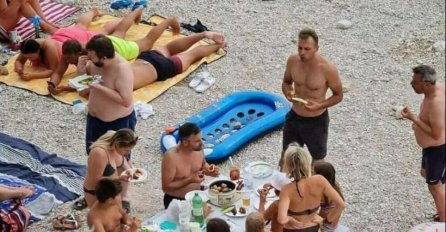 SLIKA TURISTA NA PLAŽI U DALMACIJI JE PRAVI HIT: Ovu SCENU je nemoguće OPISATI, POGLEDAJTE ŠTA RADE (FOTO)