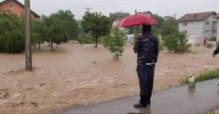 ALARMANTA SITUACIJA U DVA BH. GRADA: Vodena bujica nosila automobile, zatrpala mostove i oštetila puteve (VIDEO)