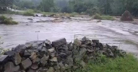 VODA KULJA, SVE JE POPLAVLJENO: Dramatične scene stižu iz Srbije - snažno nevrijeme izazvalo potop (VIDEO)