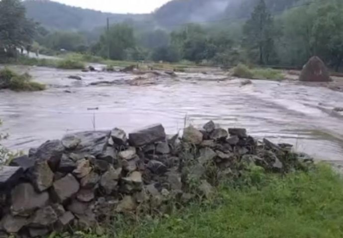 VODA KULJA, SVE JE POPLAVLJENO: Dramatične scene stižu iz Srbije - snažno nevrijeme izazvalo potop (VIDEO)