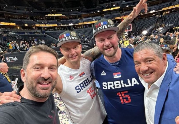 EKSKLUZIVNI SNIMCI: Miško Ražnatović završio u naručju Jokićeve braće, pa moćno opisao Nikolinu titulu: A u pozadini ide pjesma...