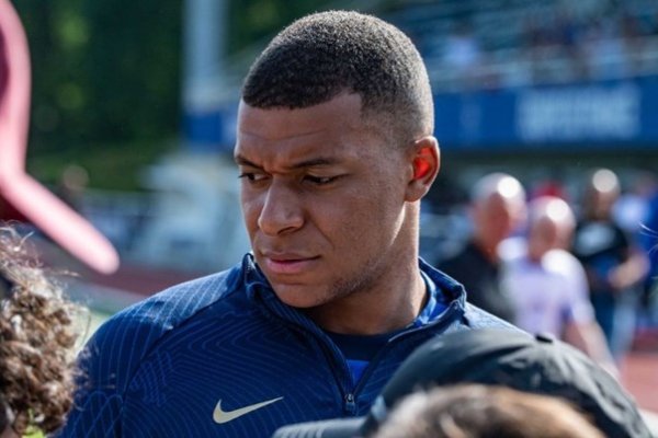 FRANCUSKA JE NA NOGAMA, ALI I FUDBALSKA PLANETA: Kylian Mbappe sinoć donio veliku odluku!