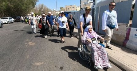 NANA FATA NA BRDU UHUD: Obavlja petu islamsku dužnost