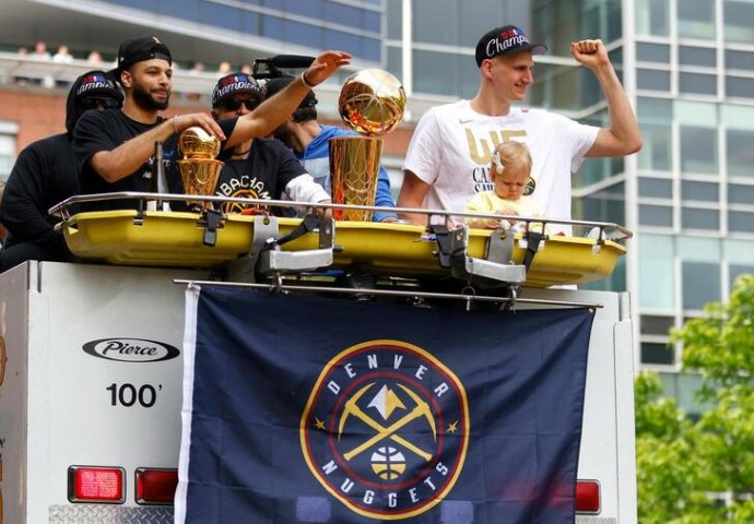 NIKOLA JOKIĆ NA PARADI U DENVERU SVE ZAUSTAVIO ZBOG OGNJENE: Ono što je uradio razniježilo je NAVIJAČE