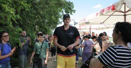 JOKIĆEV KONJ ZAVRŠIO U VRHU, A EVO KOJI TROFEJ MU JE IZMAKAO... Srpski superstar gledao uživo sjajnu trku na hipodromu i izazvao euforiju na tribinama