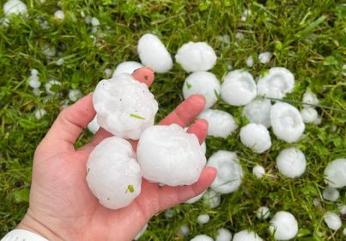 SNAŽNO NEVRIJEME POHARALO SLOVENIJU! PADAO GRAD: Stiže i u BiH, evo gdje će biti najkritičnije