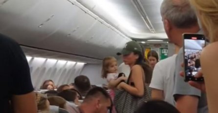 HAOTIČNA SITUACIJA U AVIONU NA BEOGRADSKOM AERODROMU: Putnica odbija da se veže, policija morala da reaguje - društvene mreže podivljale (VIDEO)