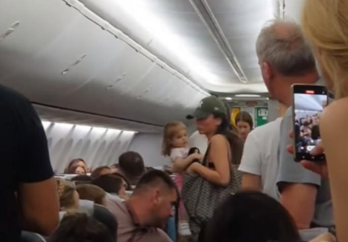 HAOTIČNA SITUACIJA U AVIONU NA BEOGRADSKOM AERODROMU: Putnica odbija da se veže, policija morala da reaguje - društvene mreže podivljale (VIDEO)