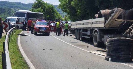 Teška nesreća kod Maglaja: Više povrijeđenih, saobraćaj obustavljen