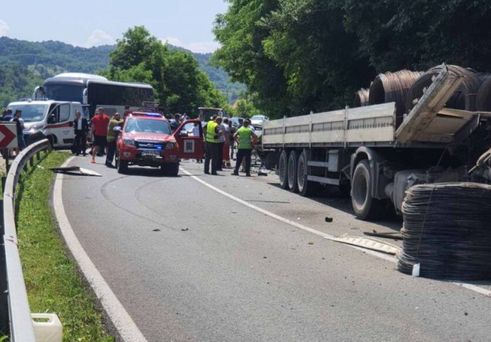 Teška nesreća kod Maglaja: Više povrijeđenih, saobraćaj obustavljen