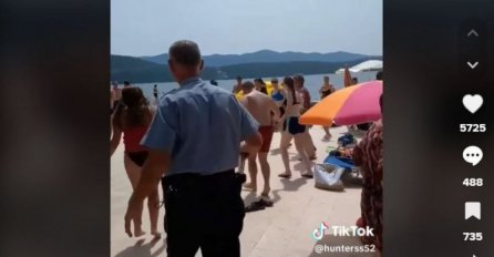 LUDILO U NEUMU! PLESALI KOLO NA PLAŽI: A onda je stigao policajac i pokvario zabavu (VIDEO)