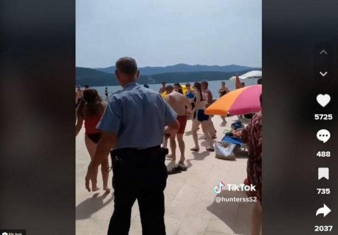 LUDILO U NEUMU! PLESALI KOLO NA PLAŽI: A onda je stigao policajac i pokvario zabavu (VIDEO)