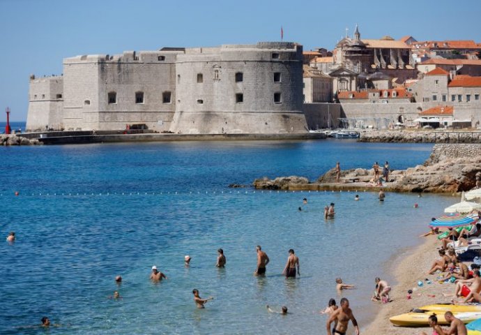 DJEVOJKA I MLADIĆ PALI SA ZIDA U DUBROVNIKU: Teško su povrijeđeni!