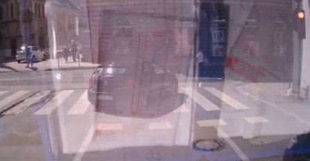 Još jedan bahati vozač u Sarajevu: Preticao na semaforu i onda prošao kroz crveno, djelić sekunde falio da udari pješaka