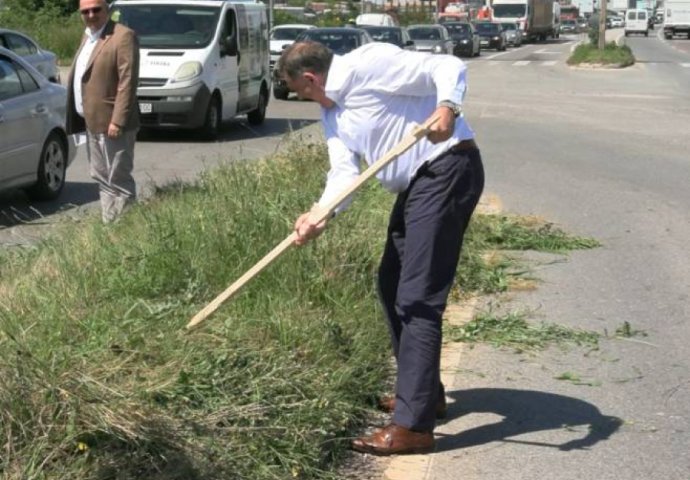 REAKCIJA JELENE TRIVIĆ NA DODIKOVO KOŠENJE TRAVE: “Vježbaj, možda će ti trebati u…”