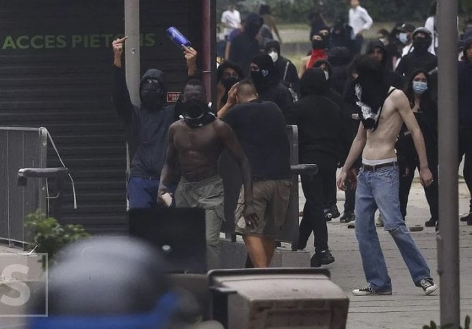 Nastavak protesta: Francuska i večeras na ulicama angažirala 45.000 policajaca