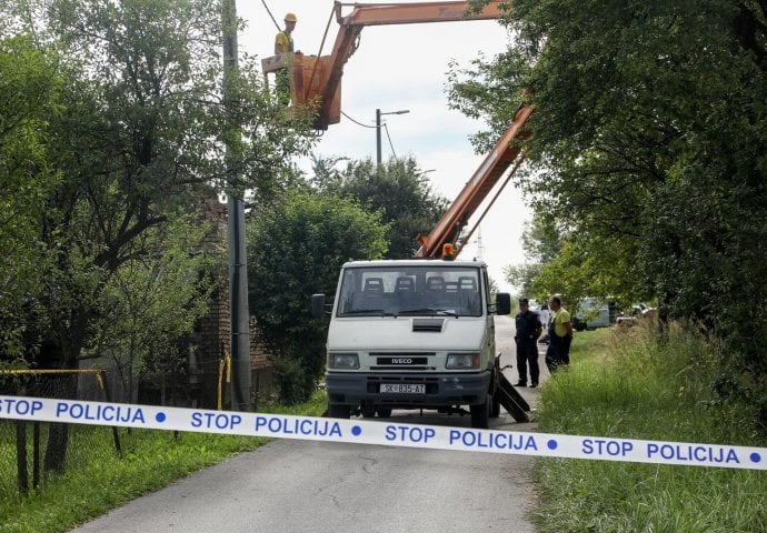 NAJNOVIJI DETALJI IZ SISKA! UBIO ŽENU, DVOJE SE BORE ZA ŽIVOT, SPALIO KUĆE I AUTO: "Nema riječi utjehe za djecu"