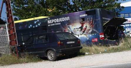 Autobus u Mostaru proletio kroz zaštitnu ogradu tržnog centra