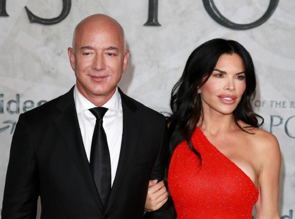 311447-dzef-bezos-i-loren-sancez-shutterstock-2196907905-ff
