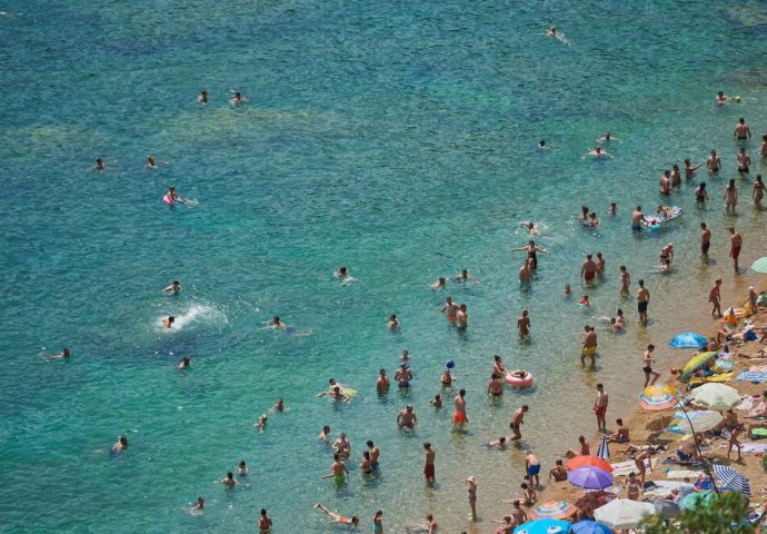 NE SAMO DA LUPAJU PO DŽEPU VEĆ SE I RUGAJU, BAHATOST BEZ PREMCA: Natpisi na parkingu u Tučepima šokirali turiste: "Ko nema para..."