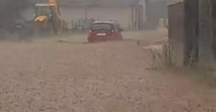 STIŽU OLUJNI PLJUSKOVI: Posebno upozorenje za ljude u ovim dijelovima regiona