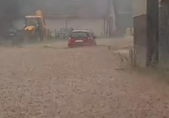 STIŽU OLUJNI PLJUSKOVI: Posebno upozorenje za ljude u ovim dijelovima regiona