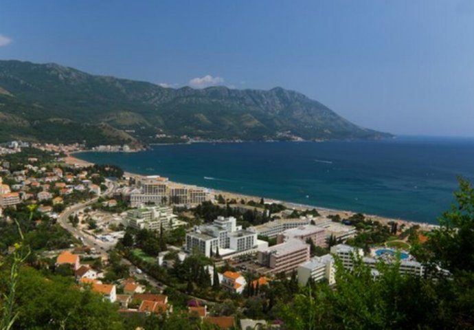 BAKA POVELA UNUKA NA MORE, A CRNOGORSKI GRANIČARI IH USRED NOĆI VRATILI KUĆI! Zbog OVOGA ih nisu pustili