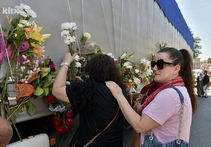 Tabuti s posmrtnim ostacima žrtava genocida ispraćeni iz Sarajeva ka Potočarima