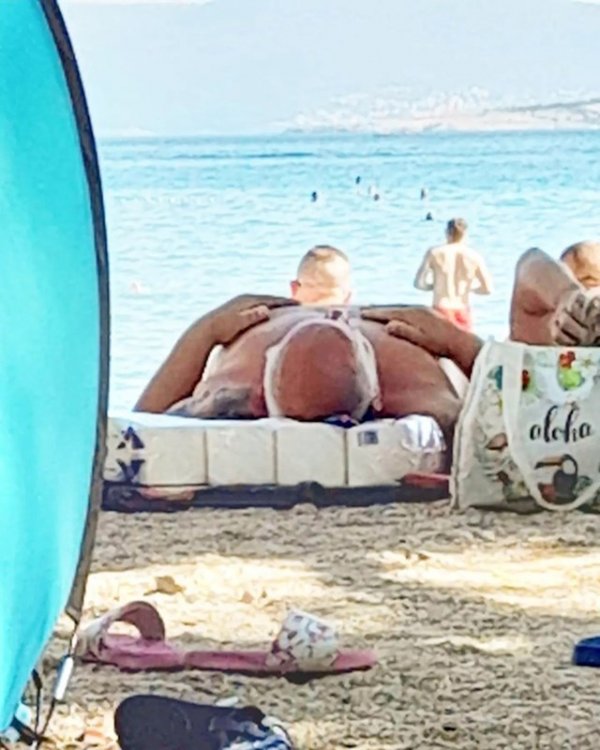 PRIZOR SA PLAŽE U HRVATSKOJ APSOLUTNI JE HIT NA FACEBOOKU: Pogledajte samo šta mu je ispod glave (FOTO)