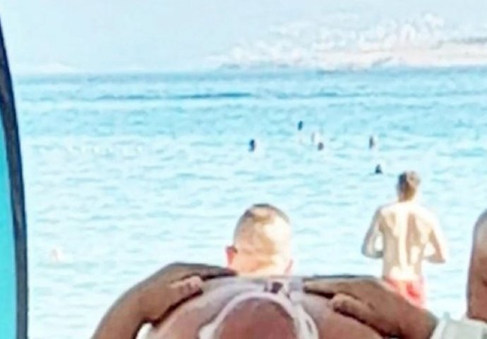 PRIZOR SA PLAŽE U HRVATSKOJ APSOLUTNI JE HIT NA FACEBOOKU: Pogledajte samo šta mu je ispod glave (FOTO)