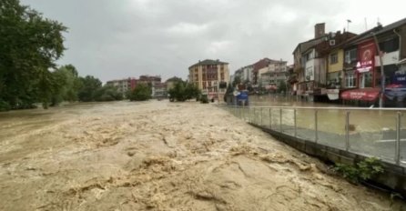 Haos u Turskoj: Obilna kiša izazvala poplave i klizišta, jedna osoba poginula