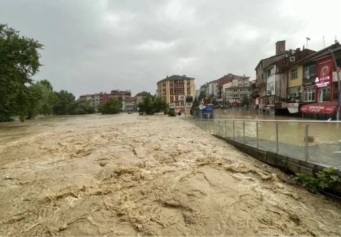 Haos u Turskoj: Obilna kiša izazvala poplave i klizišta, jedna osoba poginula