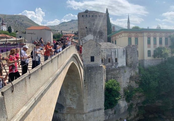 Turist iz Srbije poginuo nakon pada sa zidića u Mostaru