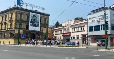 Sirene odjeknule glavnim gradom Bosne i Hercegovine: Građani se Fatihom prisjetili žrtava genocida