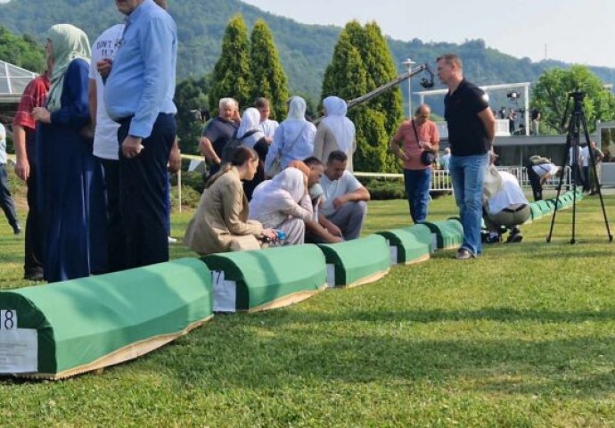 Završena komemoracija u Potočarima: DEŽANAZA I UKOP UBIJENIH SREBRENIČANA NAKON PODNE NAMAZA