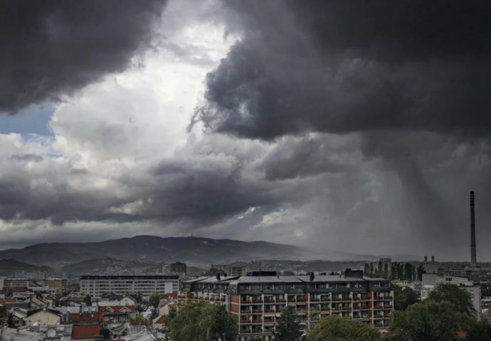 KOLAPS U REGIONU! ZACRNILO SE NEBO, GRMI I SIJEVA: Snažan vjetar lomio stabla, prekinute tramvajske linije...