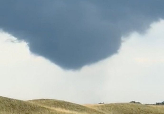 Snažne oluje i najmanje osam tornada poharale područje Chicaga